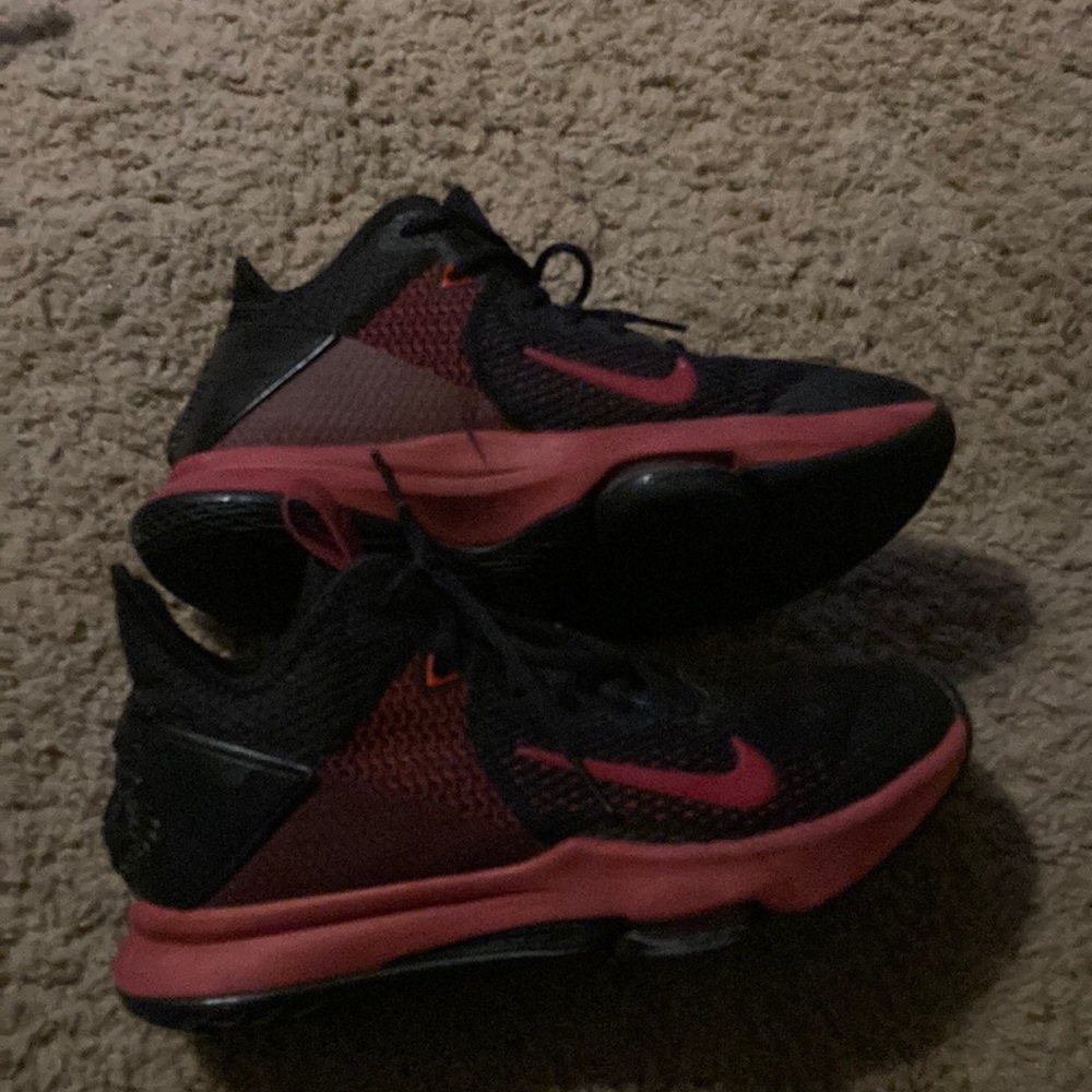 Nike Lebron-witness-4-bred-bv7427-006 used.